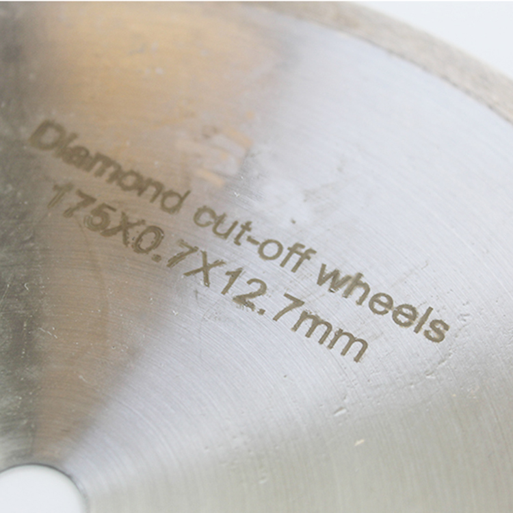 Diamond cutting blade