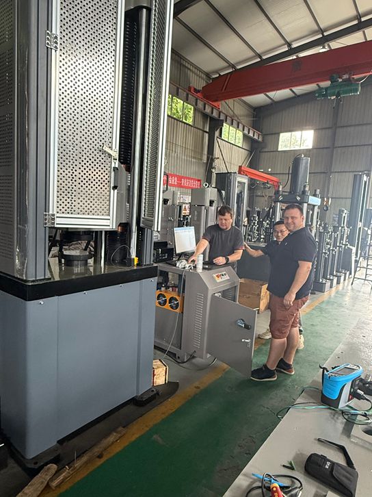 Les clients kazakhs nous rendent visite, 2 unités de 200T Machines d'essai universelles hydrauliques sécurisées
