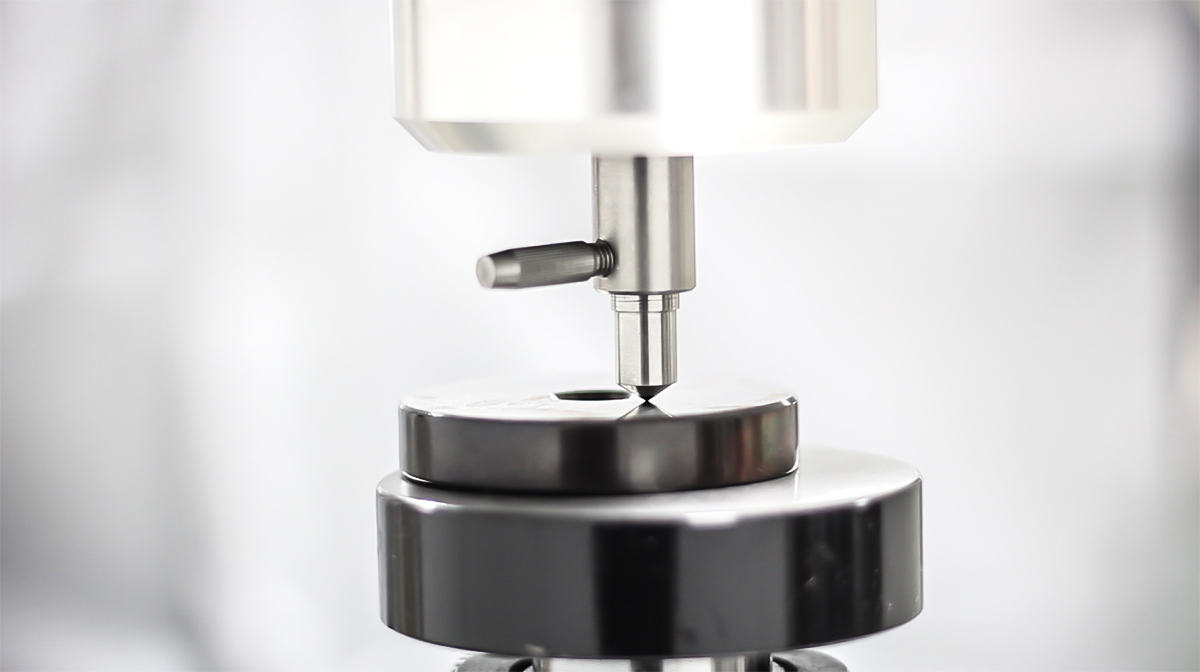 Come calibrare un durometro Rockwell